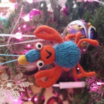 Décoration de crabe de Noël suspendue en feutre Sammy Snowcrab faite à la main 3