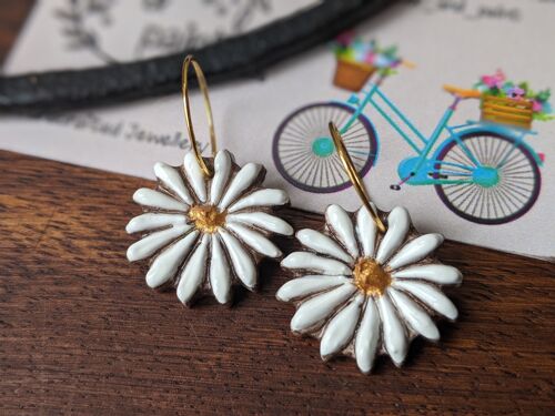 Daisy earrings, canal art flower earrings, white flower earrings