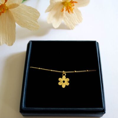 Fine and light golden flower bracelet