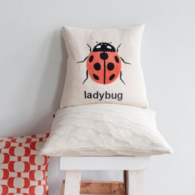 Ladybug Punchneedle Kissen, rot, Auf Lager 22.03