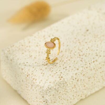 Anillo fino dorado con piedra rosa ovalada