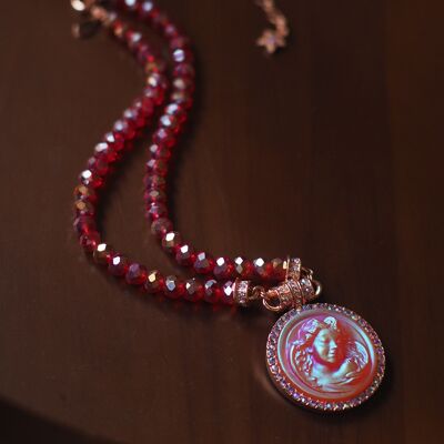 Grand collier pendentif ovale en relief d'ange rouge de style vintage