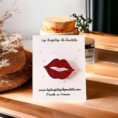 Glittery “mouth” brooches