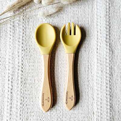 Cucchiaio e forchetta in silicone con manico in bambù - Giallo ocra