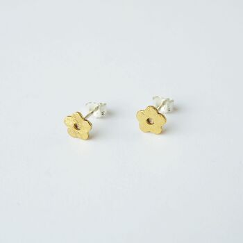 Boucles d’oreilles Minima Tiny Studs - Minuscules goujons de charme de fleurs aux tons dorés avec des poteaux en argent sterling 1