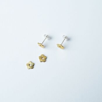 Boucles d’oreilles Minima Tiny Studs - Minuscules goujons de charme de fleurs aux tons dorés avec des poteaux en argent sterling 3