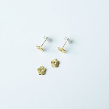 Boucles d’oreilles Minima Tiny Studs - Minuscules goujons de charme de fleurs aux tons dorés avec des poteaux en argent sterling 5