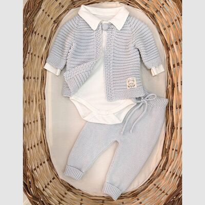 Una confezione di quattro taglie di maglieria in cotone organico da ragazzo, stile giacca trio, set blu