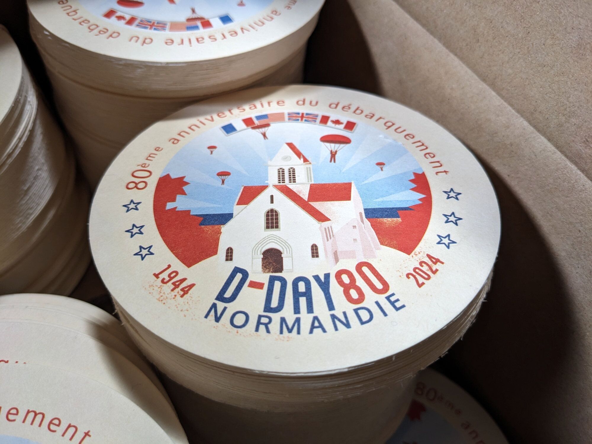 ¡PROMOCIÓN -50%! Posavasos/posavasos tipo bock "Ste Mère-Eglise" - Día D 80 - conmemoración del desembarco de Normandía - ilustración (10 cm)