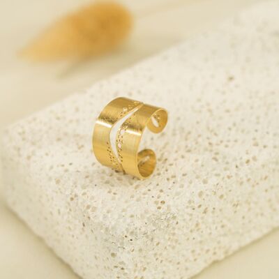Brushed gold ring with space