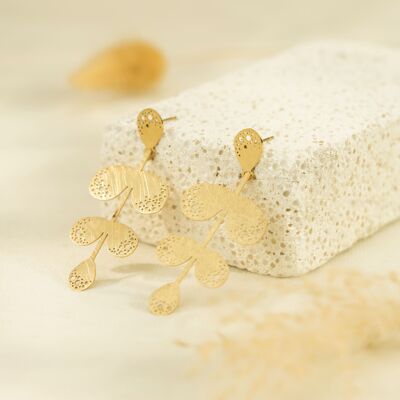 Brushed gold flower earrings