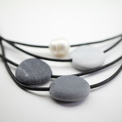 El Hierro leather necklace with 3 pebbles
