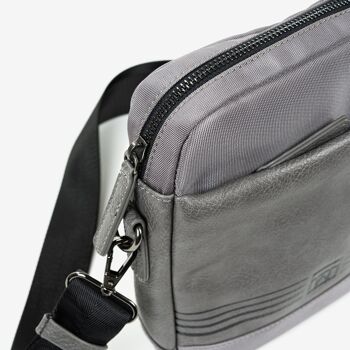 Sac reporter pour homme, coloris gris. Collection Reporters Nylon - 20x22,5 cm 3