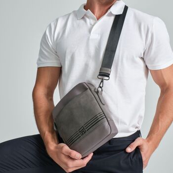 Sac reporter pour homme, coloris gris. Collection Reporters Nylon - 20x22,5 cm 4