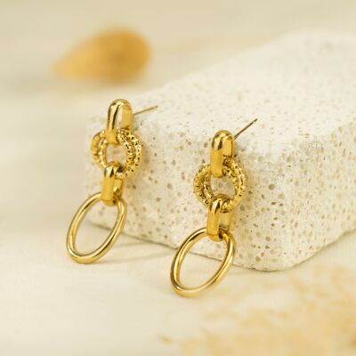 Golden earrings with intertwined rings