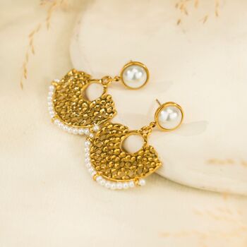 Boucles d'oreilles dorées pendantes martelés perles blanches 1