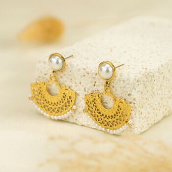 Boucles d'oreilles dorées pendantes martelés perles blanches 2