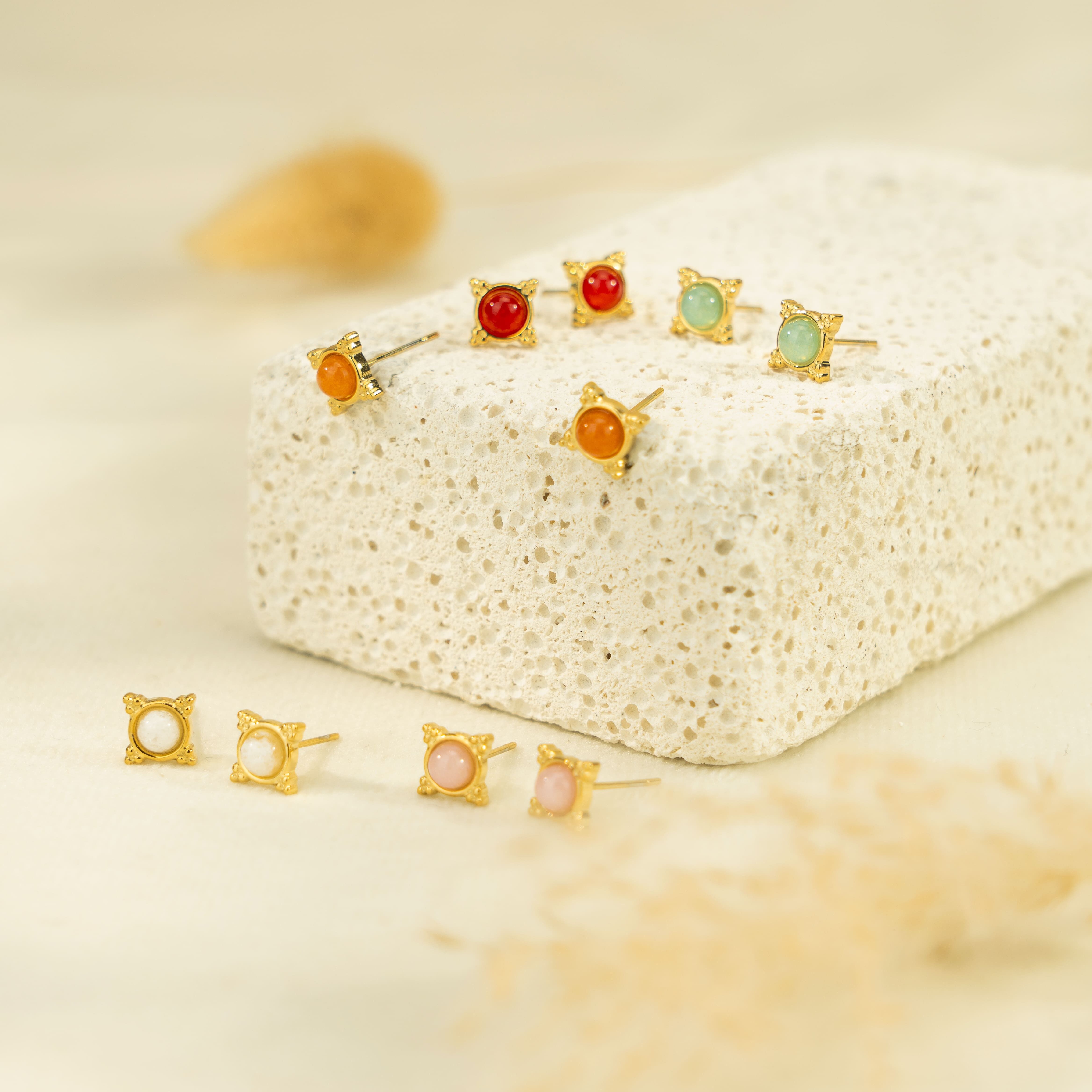 Set di 5 paia di orecchini a bottone colorati