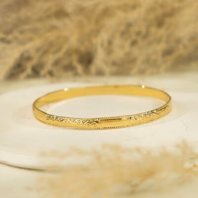 Golden closed bangle bracelet 7cm in diameter