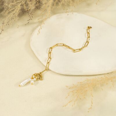 Golden chain bracelet with pearls and clasp