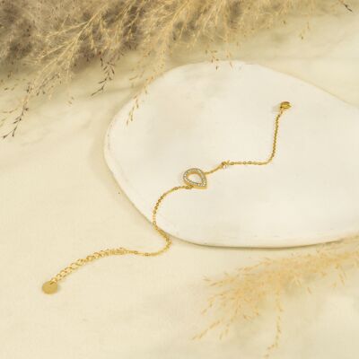 Gold chain bracelet with white drop-shaped pendant