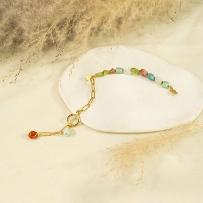 Pulsera dorada con piedras de colores.