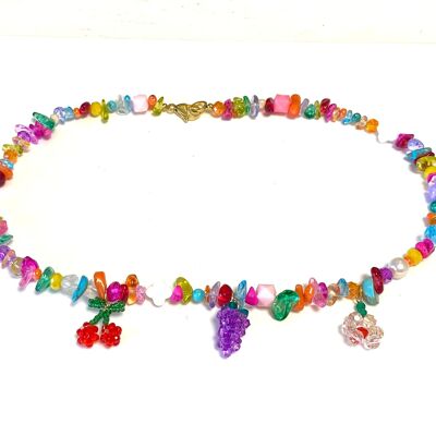 Collar multicolor con cristales, piedras preciosas, peras y charms de cristal de frutas.