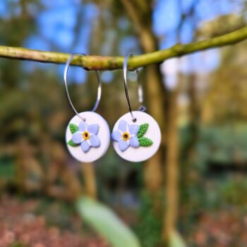 Boucles d’oreilles créoles en argile polymère à fleurs de myosotis de printemps 2