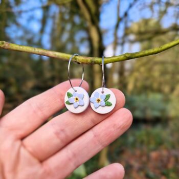 Boucles d’oreilles créoles en argile polymère à fleurs de myosotis de printemps 3