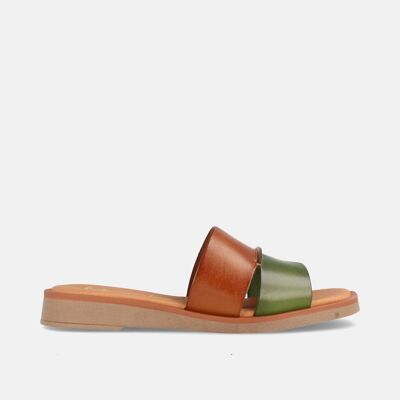 Flat clog-type sandal for women made of pistachio and hazelnut cowhide leather.
