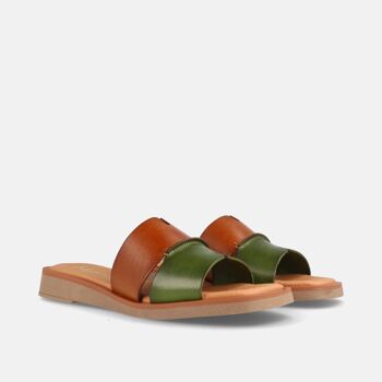 Sandale plate type sabot pour femme confectionnée en cuir de vachette pistache et noisette. 2