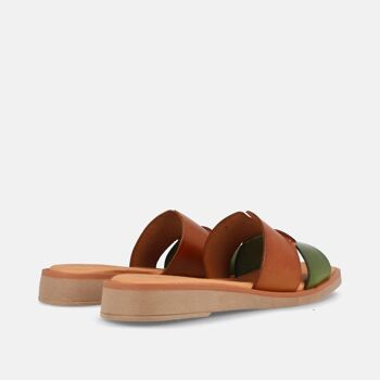 Sandale plate type sabot pour femme confectionnée en cuir de vachette pistache et noisette. 3