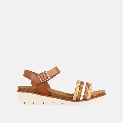 Women's sandal with combined medium wedge in raffia and hazelnut leather.