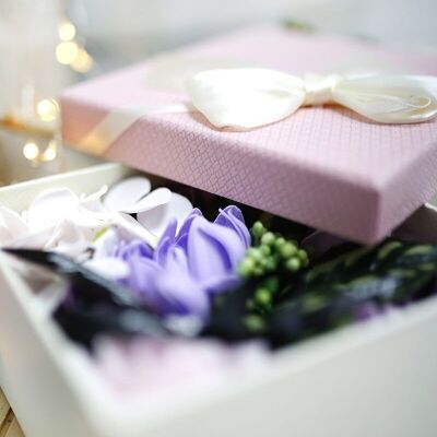 Seifen-Geschenkbox mit Blumenstrauß – Lavendel