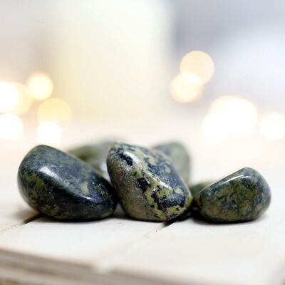 Unregelmäßige Natursteine ​​- grüne Jade 200gr.