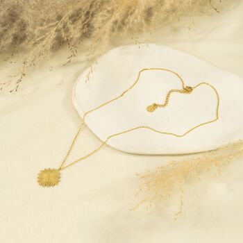 Collier chaîne dorée simple avec pendentif soleil 2