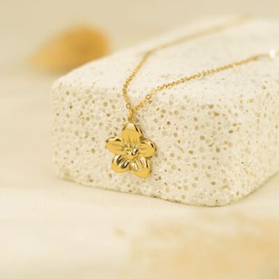 Collar sencillo de cadena dorada con colgante de flores.