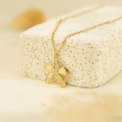 Simple golden chain necklace with 5 petals
