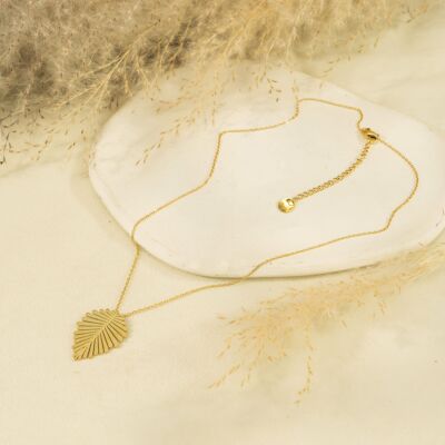 Gold chain necklace with leaf pendant