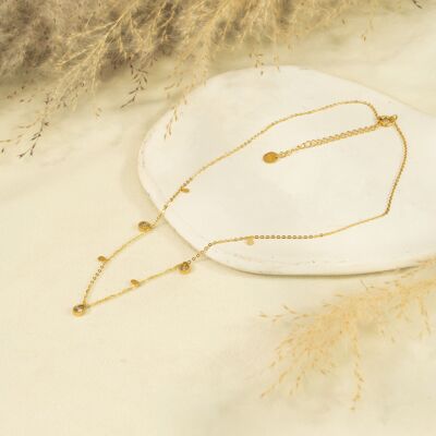 Collana a catena dorata con strass a forma di goccia
