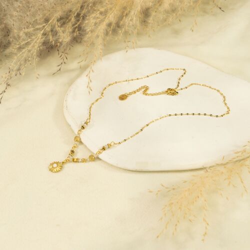 Collier chaîne doré avec pendentif soleil pierre blanche