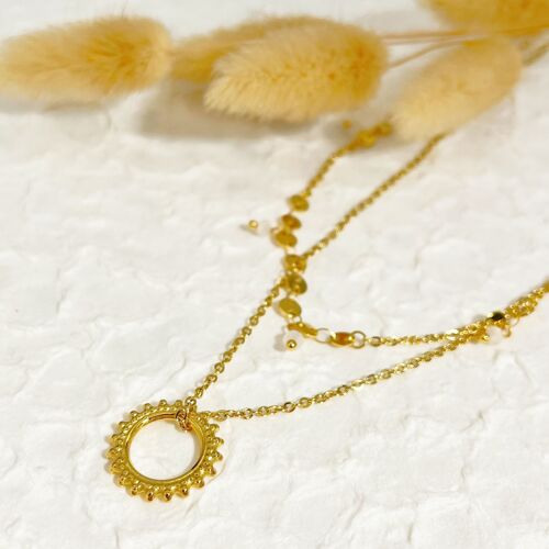 Collier double chaîne dorée avec pendentif soleil et pierre blanche