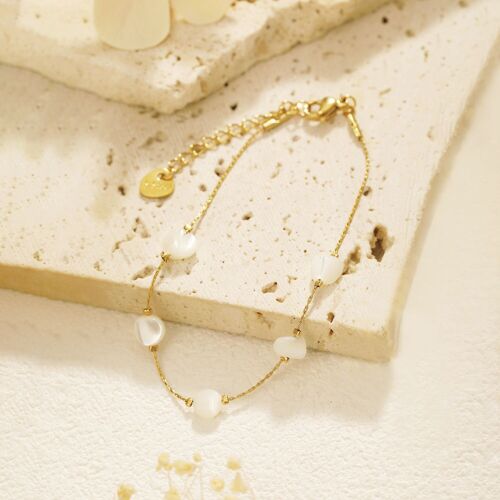 Bracelet chaîne dorée avec pierres blanches