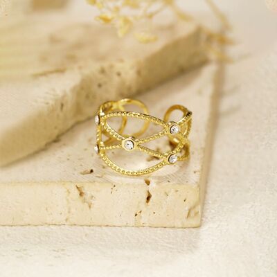 Gold ring with lines and rhinestones