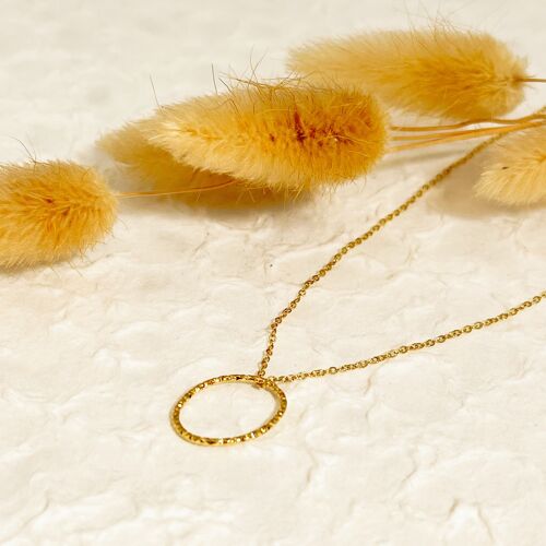Collier chaîne dorée avec pendentif ovale