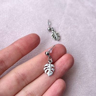 Silver stud earrings with Monstera pendant made of stainless steel and zamak