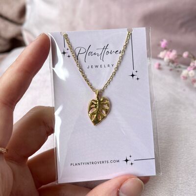 Necklace with Monstera adansonii pendant in gold