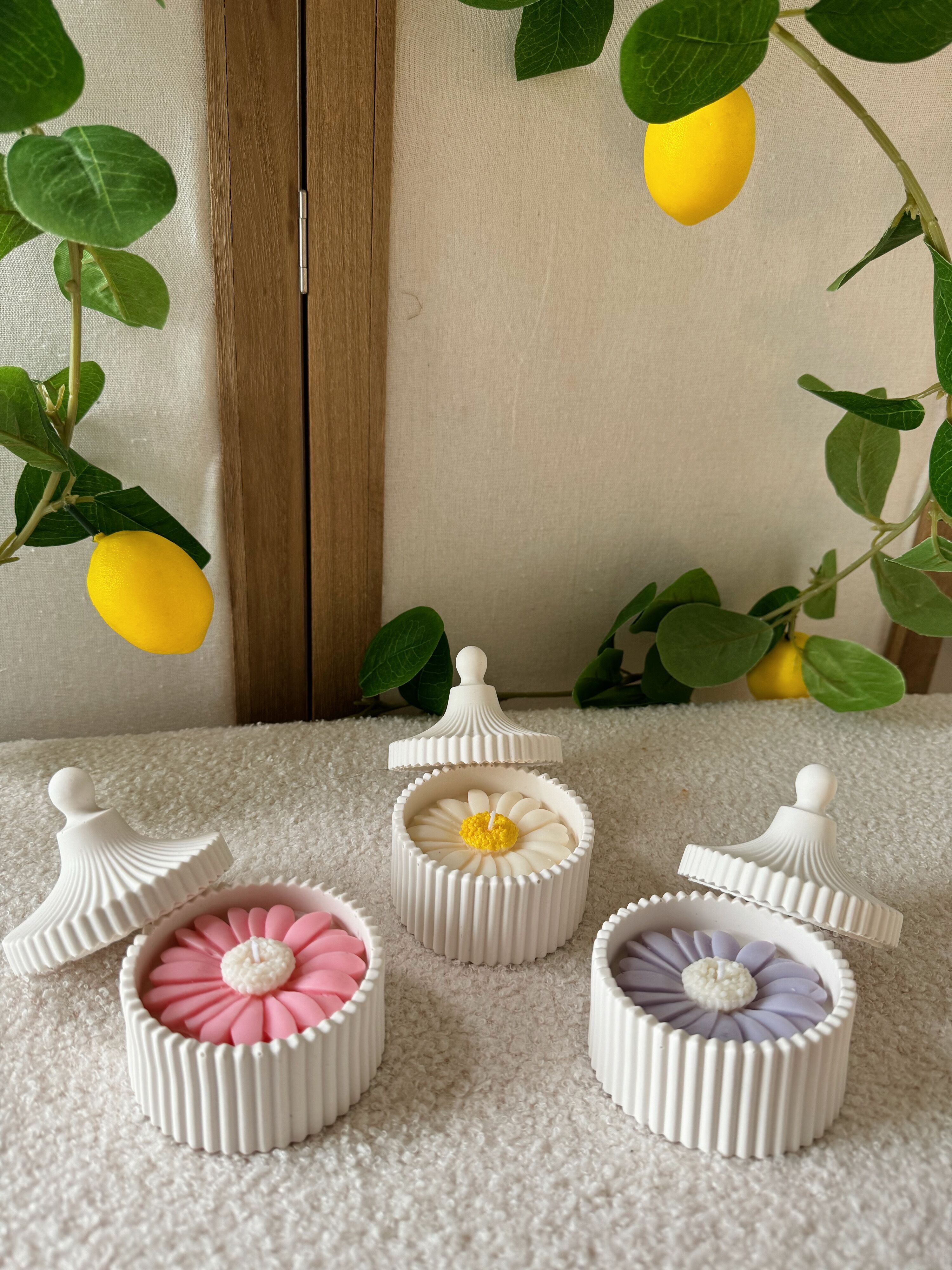 Handmade soy wax daisy pot candle, colors of your choice