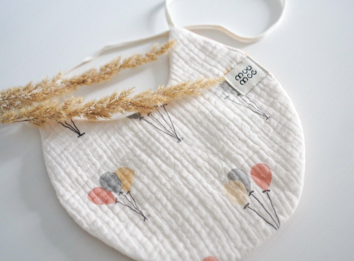 Doppelseitiges Deko-Lätzchen aus Bio-Musselin-Baumwolle BALOONS & SMILE