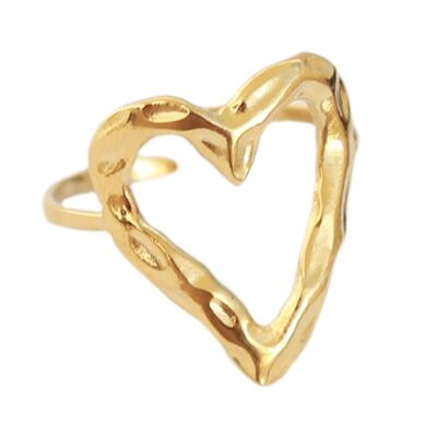 Anillo de oro con el corazón abierto.